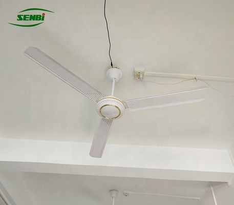 مروحة سقف تعمل بالطاقة الشمسية للتحكم عن بعد ، 3 شفرات ذات مروحة منخفضة الاستهلاك